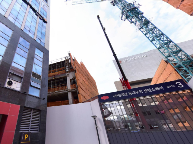 'e편한세상 동대구역센텀스퀘어' 10m앞 20층 건물, 노래방·주점 즐비 ...