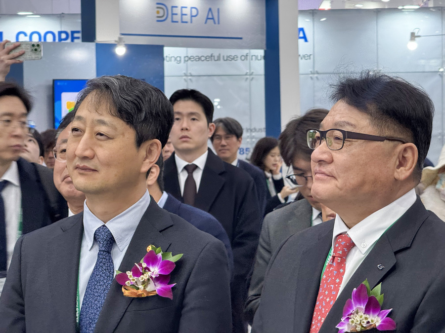 ▲ 안덕근 산업통상자원부 장관과 부스를 살펴보고 있는 구자균 LS일렉트릭 회장 ⓒ연합뉴스