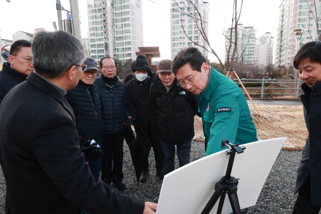 ▲ 이상일 용인시장이 죽전 ‘미세먼지 차단숲’을 방문해 주민의견을 청취하고 있다. ⓒ용인시 제공