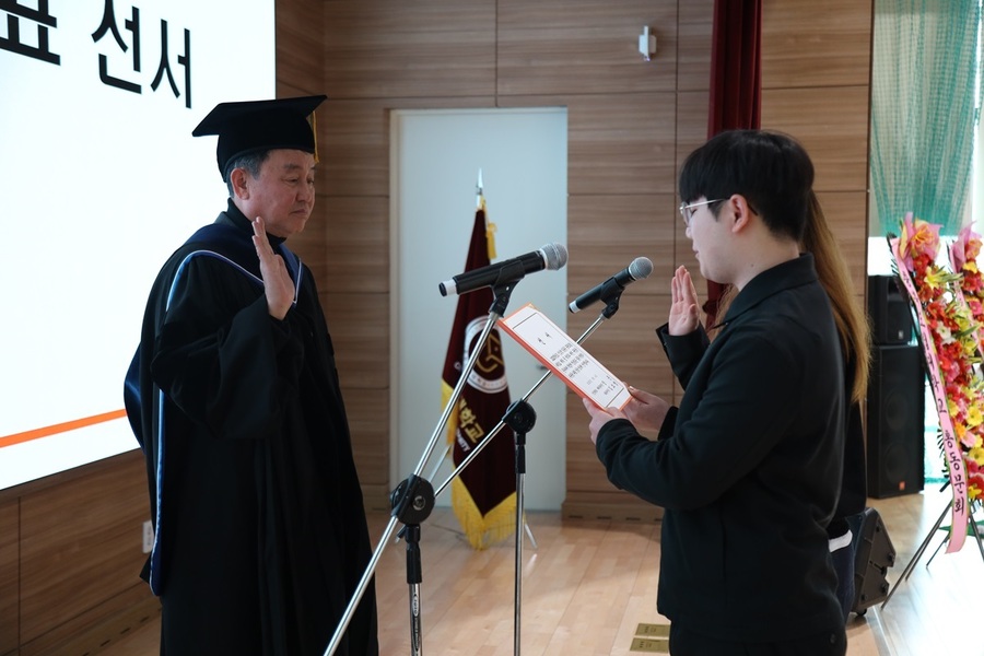 ▲ 김용수 충북도립대학교 총장이 4일 신입생 입학식에서 학생대표로부터 입학선서를 받고 있다.ⓒ충북도립대학교