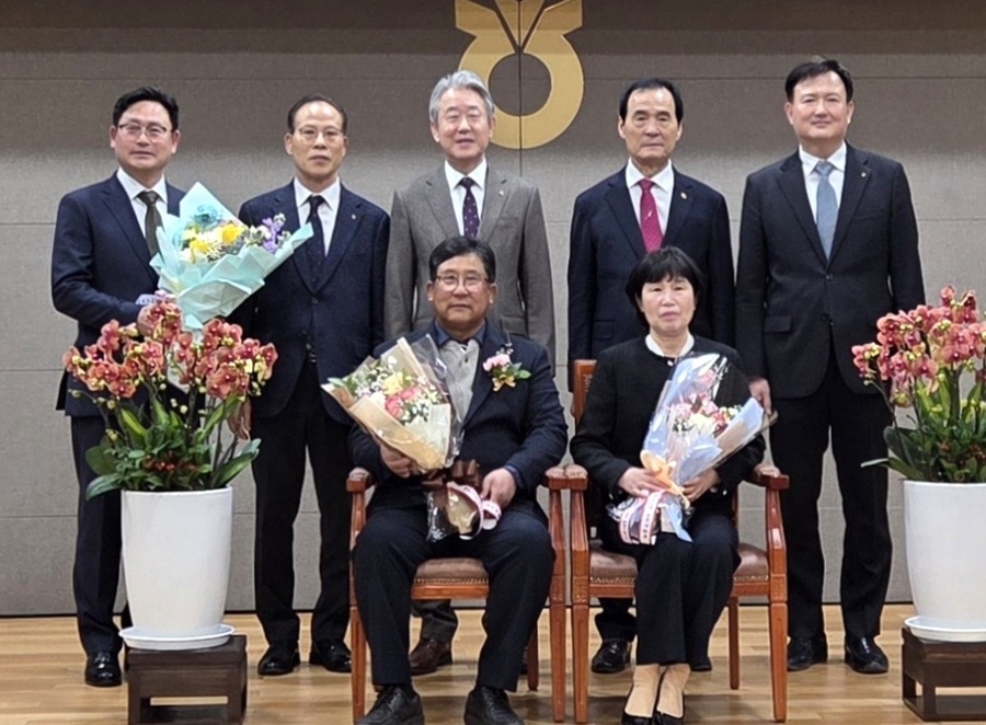 ▲ 박해남·임송자씨 부부(앞줄)가 새농민상을 받은 뒤 강호동(뒷줄 왼쪽 세 번째) 농협중앙회장, 이용선(다섯 번째) 총괄본부장, 김진임(두 번째) 조합장 등 관계자들과 기념촬영을 하고 있다.ⓒ충북농협