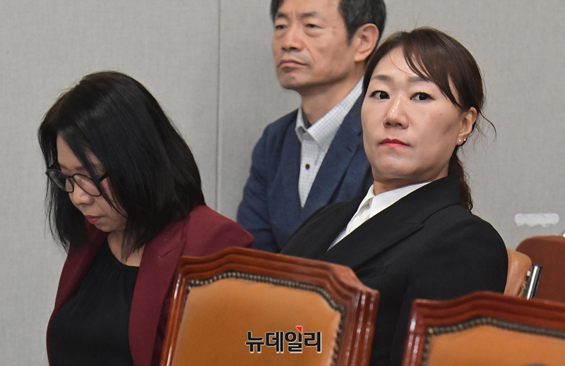 ▲ 김건희 여사의 공천개입 의혹을 제기한 강혜경씨가 지난해 11월 국회 운영위원회에서 열린 대통령비서실·국가안보실·대통령 경호처 대상 종합 국정감사에 증인으로 출석해 발언을 듣고 있다. ⓒ이종현 기자