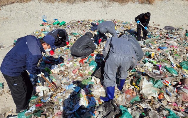 ▲ 세종시에서 60대 여성 권 모 씨가 아들 병원비로 마련한 2600만 원을 실수로 쓰레기로 착각해 자동 집하시설에 버리는 일이 발생했다. 이를 알게 된 세종시청과 환경미화원들은 8시간에 걸쳐 폐기물 집하장에서 수색을 벌였다. 사진은 환경미화원들이 돈을 찾기 위해 쓰레기를 파헤치고 있다.ⓒ세종시