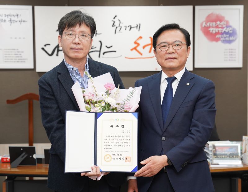 ▲ ‘2025 천안 K-컬처박람회’ 전시부문 자문위원 총감독에 위촉된 김정태(57.왼쪽) 동양대학교 교수.ⓒ천안시