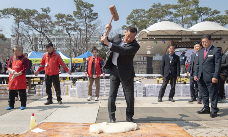 ▲ 최원철 공주시장이 지난해 '인절미 축제'에서 떡메치기를 하고 있다.ⓒ공주시
