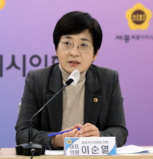 ▲ 이순열 세종시의회 대표의원이 지난 5일 세종시 청소년 선진 정책 도입을 위한 연구모임 첫 간담회에서 인사말을 하고 있다.ⓒ세종시의회