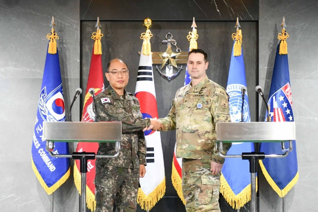 ▲ 이성준 합동참모본부 공보실장과 라이언 도널드 한미연합사 공보실장이 6일 서울 용산구 합동참모본부에서 열린 2025년 한미연합연습 '자유의 방패'(FS) 공동 브리핑에서 연합연습 계획을 발표한 뒤 악수하고 있다. ⓒ합동참모본부 제공