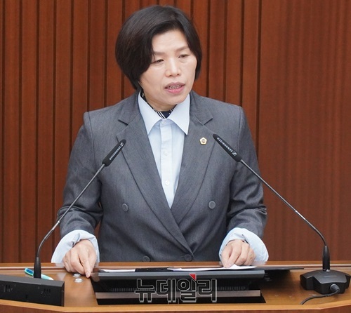 ▲ 세종시의회 김현옥 의원이 6일 열린 제97회 임시회 본회의에서 긴급현안 질의를 하고 있다.ⓒ이길표 기자