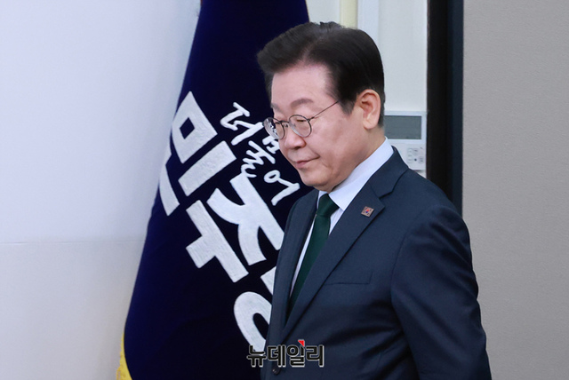 ▲ 이재명 더불어민주당 대표가 지난 5일 오전 국회에서 열린 최고위원회의에 참석하기 위해 입장하고 있다. ⓒ이종현 기자