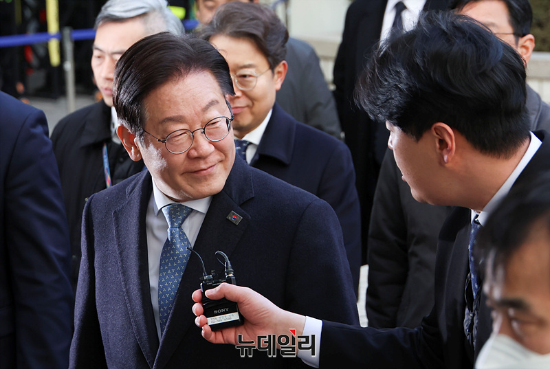 ▲ 이재명 더불어민주당 대표가 지난달 26일 오후 서울 서초구 서울고등법원에서 열린 공직선거법 위반 관련 결심 공판에 출석하고 있다. ⓒ서성진 기자