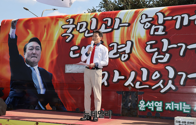 ▲ 전한길씨가 서울구치소 앞에서 윤석열 대통령에게 응원편지를 낭독하고 있다. ⓒ정상윤 기자