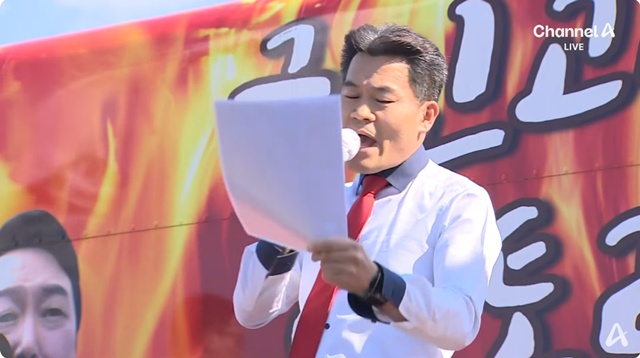 ▲ 전한길씨가 서울구치소 앞에서 윤석열 대통령에게 응원편지를 낭독하고 있다. 250306 사진=채널A 중계 갈무리. ⓒ채널A