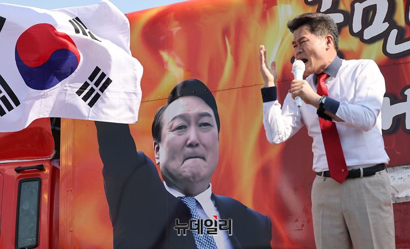 ▲ 전한길씨가 서울구치소 앞에서 윤석열 대통령에게 응원편지를 낭독하고 있다. ⓒ정상윤 기자