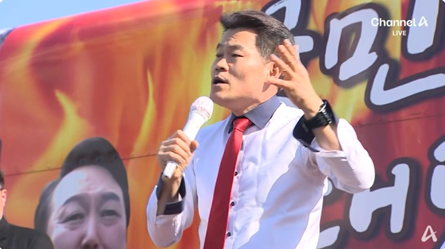 ▲ 전한길씨가 서울구치소 앞에서 윤석열 대통령에게 응원편지를 낭독하고 있다. 250306 사진=채널A 중계 갈무리. ⓒ채널A