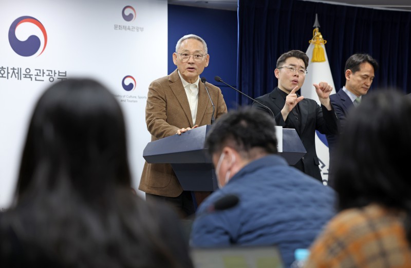 ▲ 윤인촌 문화체육관광부 장관이 6일 서울 종로구 정부서울청사 본관 브리핑실에서 2023년까지의 중장기 문화비전 '문화한국 2035'를 발표하고 취재진의 질문에 답변하고 있다.ⓒ문화체육관광부
