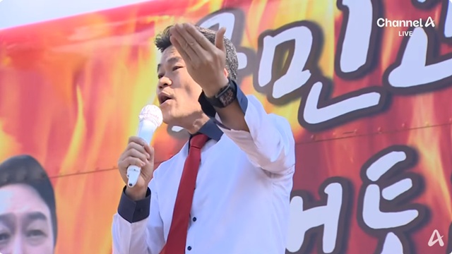 ▲ 전한길씨가 서울구치소 앞에서 윤석열 대통령에게 응원편지를 낭독한 뒤 연설을 하고 있다. 250306 사진=채널A 중계 갈무리. ⓒ채널A