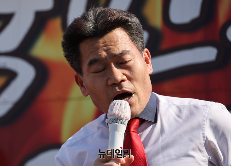 ▲ 전한길씨가 서울구치소 앞에서 윤석열 대통령에게 응원편지를 낭독한 뒤 연설을 하고 있다. ⓒ정상윤 기자