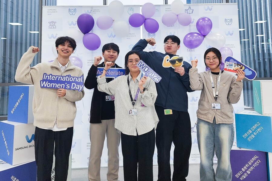 ▲ 삼성바이오로직스 임직원들이 세계 여성의 날 기념 사진을 촬영하고 있다. ⓒ삼성바이오로직스