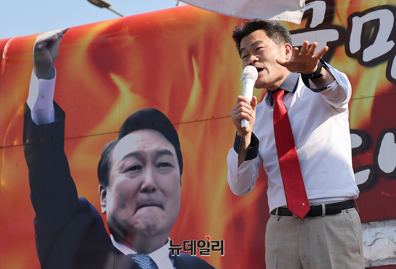 ▲ 전한길씨가 서울구치소 앞에서 윤석열 대통령에게 응원편지를 낭독한 뒤 연설을 하고 있다. ⓒ정상윤 기자