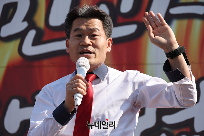 ▲ 전한길씨가 서울구치소 앞에서 윤석열 대통령에게 응원편지를 낭독한 뒤 연설을 하고 있다. 250306 사진=채널A 중계 갈무리. ⓒ채널A