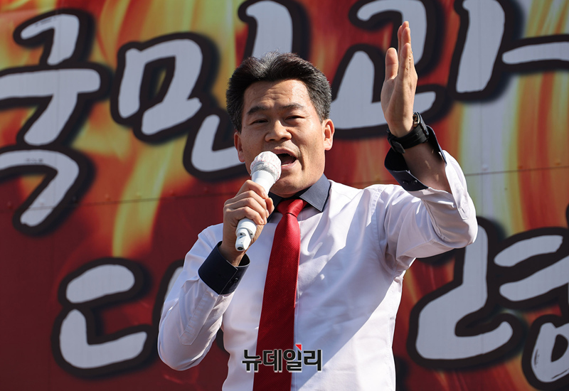 ▲ 전한길씨가 서울구치소 앞에서 윤석열 대통령에게 응원편지를 낭독한 뒤 연설을 하고 있다. ⓒ정상윤 기자