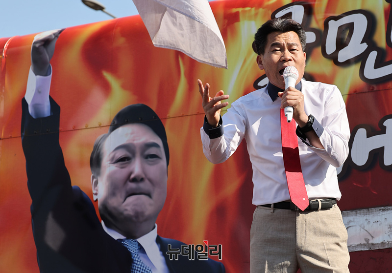 ▲ 전한길씨가 서울구치소 앞에서 윤석열 대통령에게 응원편지를 낭독한 뒤 연설을 하고 있다. ⓒ정상윤 기자