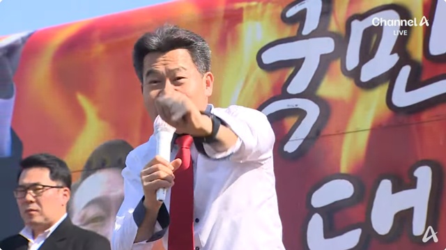 ▲ 전한길씨가 서울구치소 앞에서 윤석열 대통령에게 응원편지를 낭독한 뒤 연설을 하고 있다. 250306 사진=채널A 중계 갈무리. ⓒ채널A