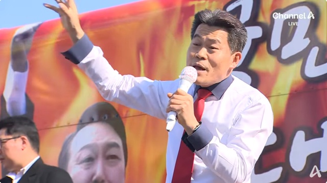 ▲ 전한길씨가 서울구치소 앞에서 윤석열 대통령에게 응원편지를 낭독한 뒤 연설을 하고 있다. 250306 사진=채널A 중계 갈무리. ⓒ채널A