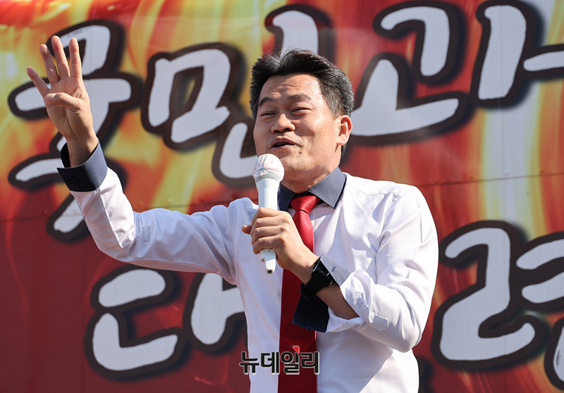 ▲ 전한길씨가 서울구치소 앞에서 윤석열 대통령에게 응원편지를 낭독한 뒤 연설을 하고 있다. ⓒ정상윤 기자