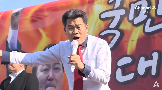 ▲ 전한길씨가 서울구치소 앞에서 윤석열 대통령에게 응원편지를 낭독한 뒤 연설을 하고 있다. 250306 사진=채널A 중계 갈무리. ⓒ채널A