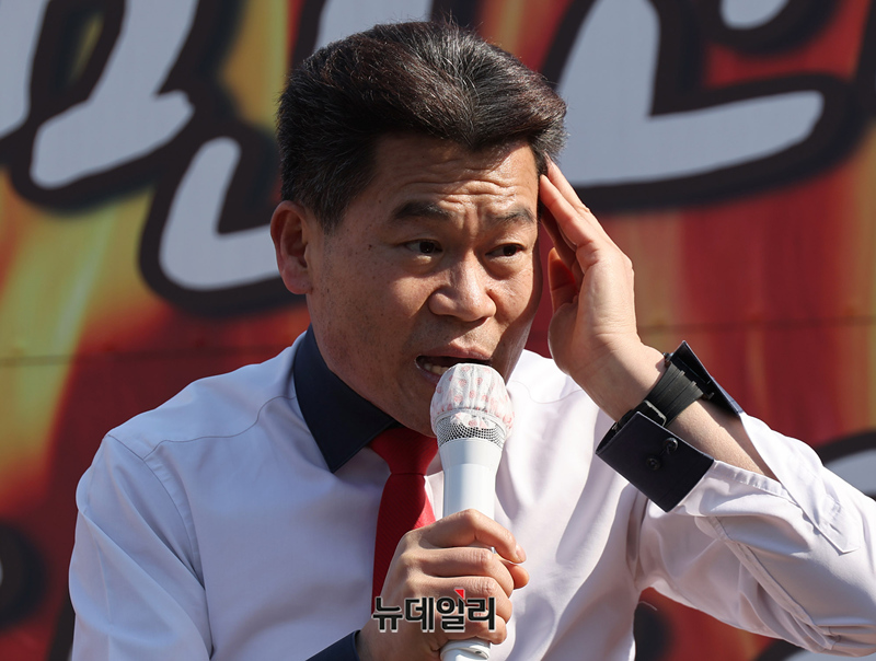 ▲ 전한길씨가 서울구치소 앞에서 윤석열 대통령에게 응원편지를 낭독한 뒤 연설을 하고 있다. ⓒ정상윤 기자