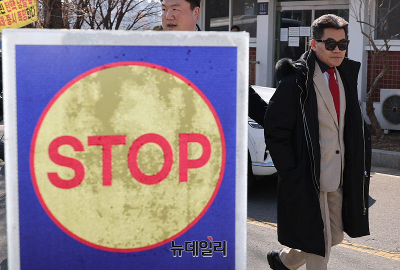 ▲ 전한길 한국사 강사가 6일 오후 윤석열 대통령이 수감돼 있는 경기 의왕시 서울구치소 앞에서 '윤석열 대통령께 드리는 편지'를 낭독하기 위해 입장하고 있다.  ⓒ정상윤 기자
