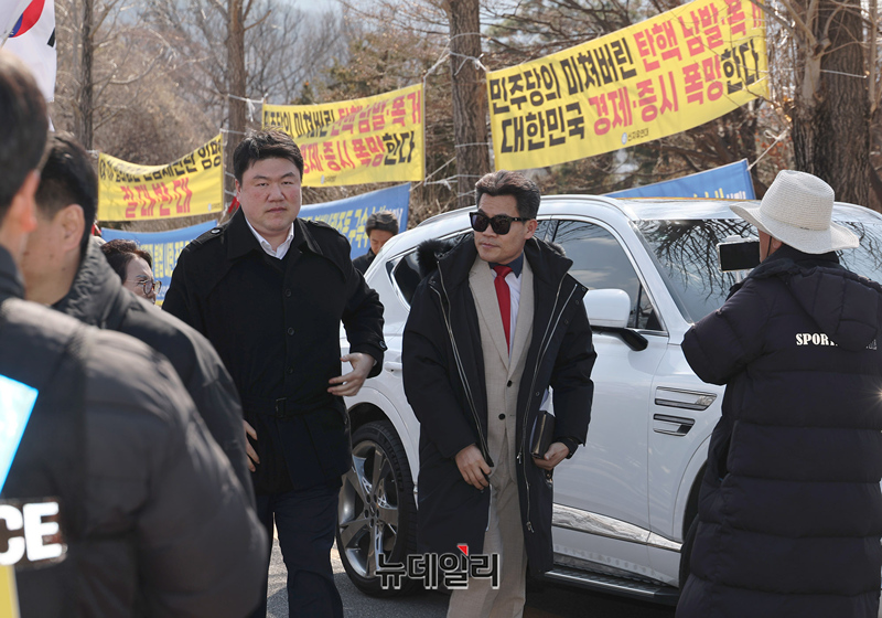 ▲ 전한길 한국사 강사가 6일 오후 윤석열 대통령이 수감돼 있는 경기 의왕시 서울구치소 앞에서 '윤석열 대통령께 드리는 편지'를 낭독하기 위해 입장하고 있다. ⓒ정상윤 기자