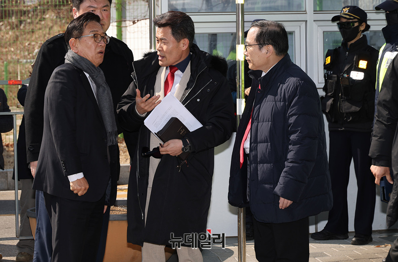 ▲ 전한길 한국사 강사가 6일 오후 윤석열 대통령이 수감돼 있는 경기 의왕시 서울구치소 앞에서 '윤석열 대통령께 드리는 편지'를 낭독하기 위해 입장하고 있다. ⓒ정상윤 기자