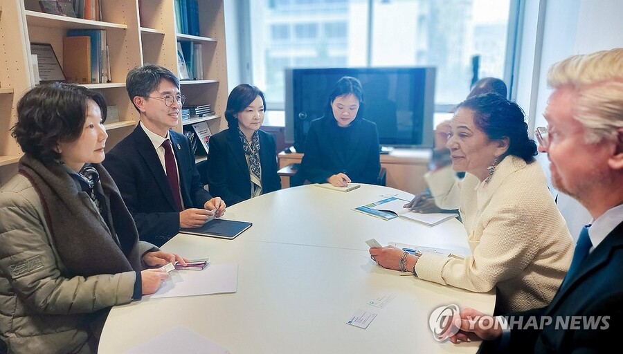 ▲ 김완섭 환경부 장관이 지난 4일(현지시간) 프랑스 파리 유네스코에서 리디아 아서 브리토 유네스코 사무차장과 면담하고 있다. ⓒ연합뉴스