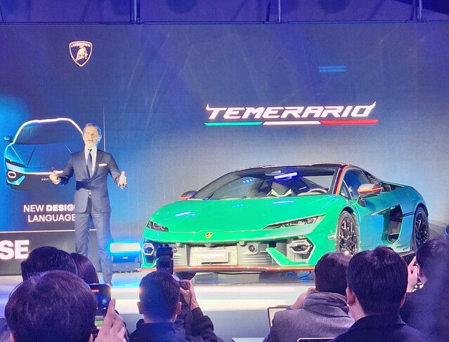 ▲ 스테판 윙켈만 오토모빌리 람보르기니 회장 겸 최고경영자(CEO)가 6일 슈퍼 스포츠카 ‘테메라리오’ 국내 출시 행사에서 차량을 소개하고 있다. ⓒ홍승빈 기자