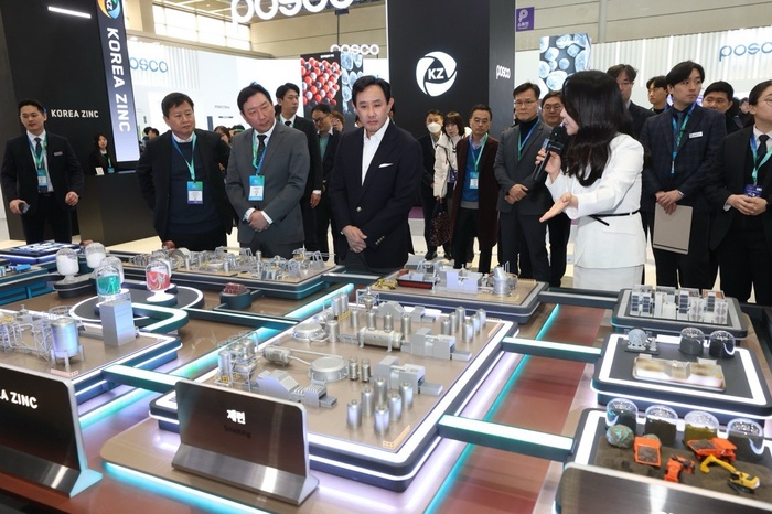 ▲ 최윤범 고려아연 회장이 6일 서울 강남구 코엑스에서 열린 '인터배터리 2025'에서 고려아연 부스를 관람하고 있다. ⓒ고려아연