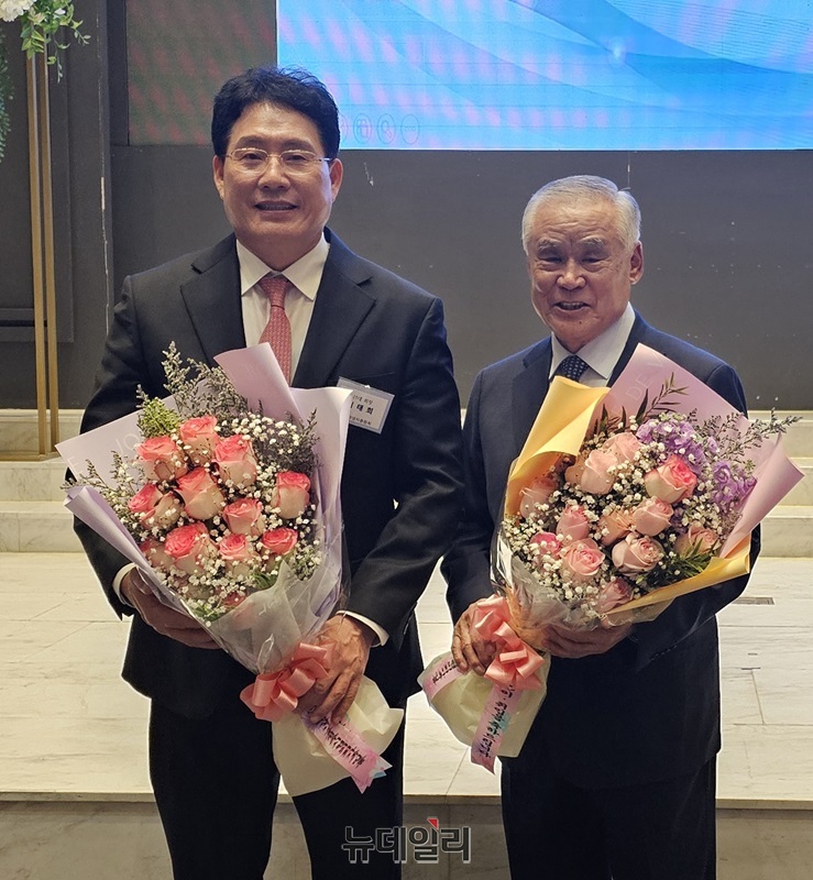 ▲ 이태희 신임 충북경영자총협회장(좌), 윤태환 전임 충북경영자총협회장.ⓒ김정원 기자