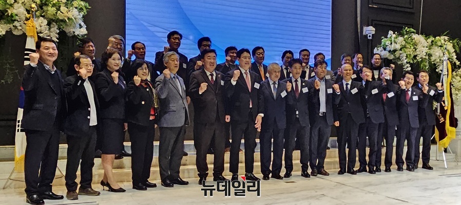 ▲ 충북경영자총협회는 6일 오후 청주 S컨벤션센터에서 회원사 및 관계기관이 참석한 가운데 제40회 정기총회와 신임 이태희 회장이 취임식을 마친 뒤 내빈들과 함께 기념촬영을 하고 있다.ⓒ김정원 기자
