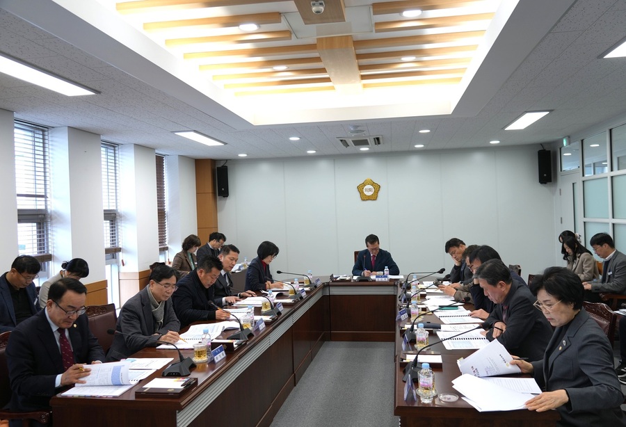 ▲ 영천시의회(의장 김선태)는 지난 5일 의원 및 집행부 관계 부서장이 참석한 가운데 전체 의원 정례간담회를 열었다.ⓒ영천시의회