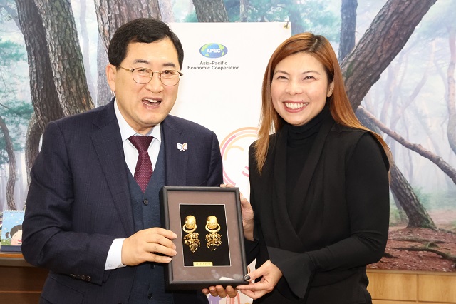 ▲ 주낙영 시장이 지난 5일 시장실에서 윈섬 아우(사진 우측) 홍콩경제무역대표부 대표와 만나 협력 방안을 논의한 후 기념촬영을 하고 있다.ⓒ경주시