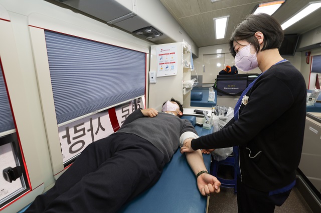 ▲ 지난 6일 포항제철소 한 직원이 포스코 본사 앞 헌혈 버스에서 사랑의 헌혈 캠페인에 참여하고 있다.ⓒ포스코
