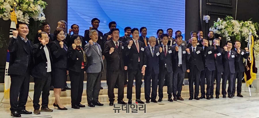 ▲ 이태희 신임 충북경영자총협회장이 6일 청주 S컨벤션에서 취임식을 가진 뒤 내빈들과 기념촬영을 하고 있다.ⓒ김정원 기자