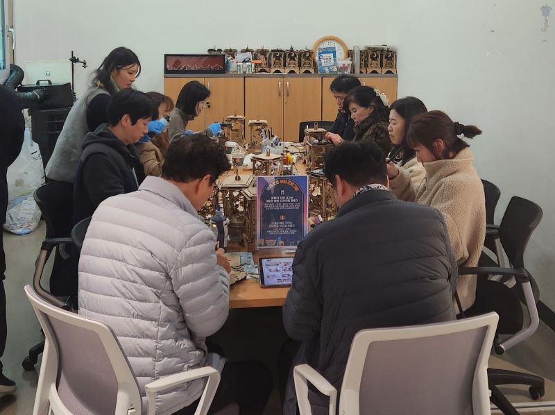 ▲ ‘기억저장소 온빛’ 시범운영 기간 체험공방에 참여한 시민들.ⓒ아산시