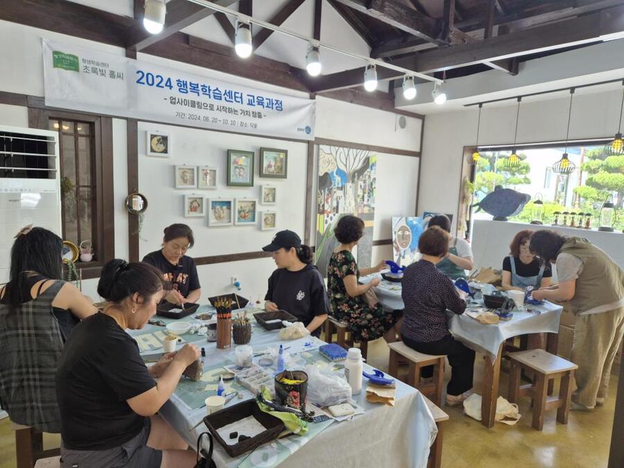 ▲ ⓒ군산시청 제공 (2024년도 군산형 행복학습센터의 수강생들이 교육과정에 참여하고 있다.)