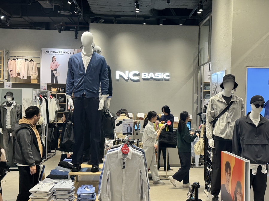 ▲ NC베이직 송파점 오픈 첫 주말 고객들이 몰렸다.ⓒ이랜드리테일