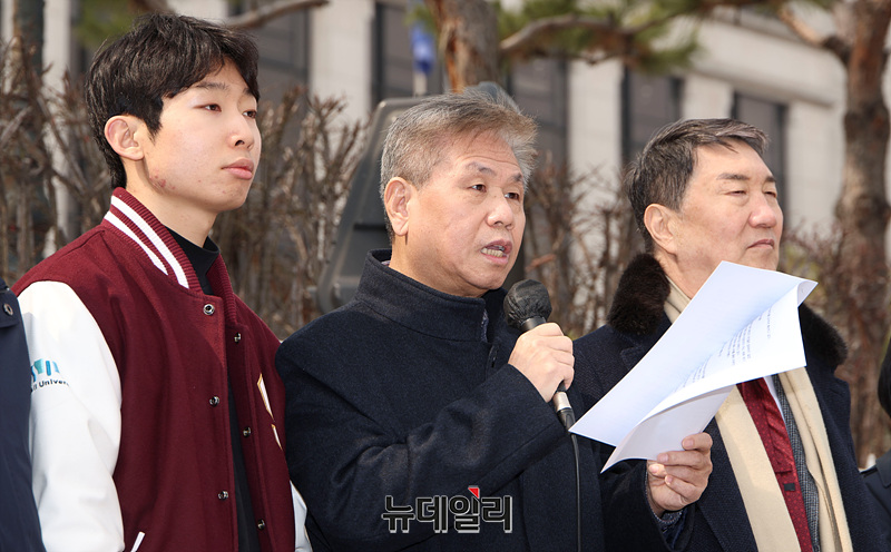 ▲ 국내외 402개 단체가 7일 오후 서울 종로구 헌법재판소 앞에서 윤석열 대통령에 대한 탄핵 기각과 복귀를 촉구하는 공동 성명서를 발표하고 있다. ⓒ서성진 기자