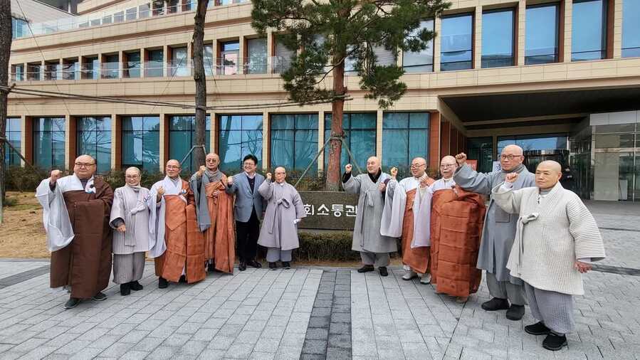 ▲ 대한불교호국종, 호국불교승가회, 대한민국지키기불교도총연합, 대한불교호국승병장, 호국불교승병단 등 5개 단체가 지난 5일 강명구 국민의힘 의원(구미을)의 주선으로 국회에서 기자회견을 열고 '불교도 시국 성명서'를 발표했다. ⓒ응천스님 페이스북