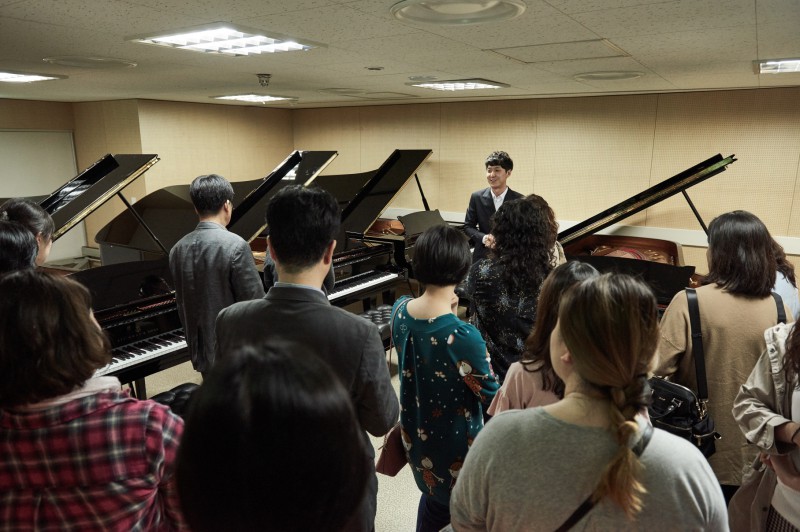▲ 피아노 보관실 투어.ⓒ롯데문화재단