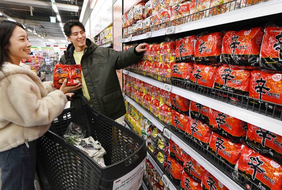 ▲ 7일 서울 등촌동 ‘홈플러스 메가 푸드 마켓 라이브’ 강서점에서 고객이 쇼핑하는 모습ⓒ홈플러스